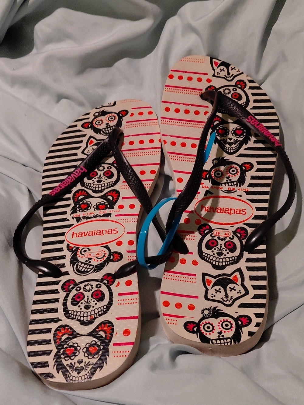 Havaianas Black Strap White Sandal with Red and Pink Skull Print